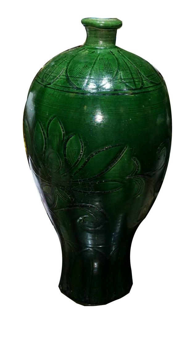 A GREEN GLAZE VASE (1 of 2)