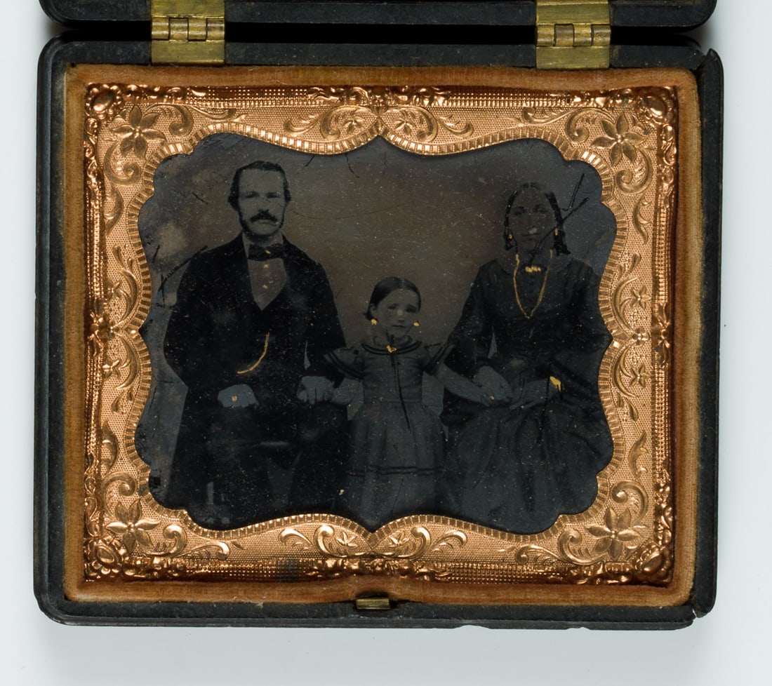 Unknown (19th), Family portrait, 1/6 plate, England, around 1857, Ferrotype (Tintype) (1 of 4)
