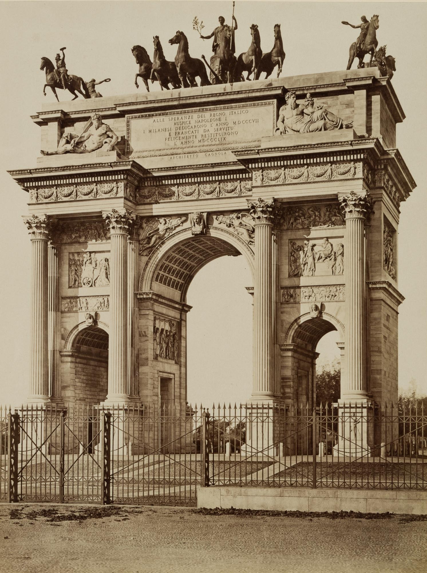 Unknown (19th), Arco della Pace, Piazza Sempione, Milan, around 1880, albumen paper print: Unknown (19th century): Friedensbogen Arco della Pace auf dem Piazza Sempione, Mailand, Italien, c. 1880, albumen paper print Technique: albumen paper print, mounted on Cardboard Date: c. 1880 Descrip