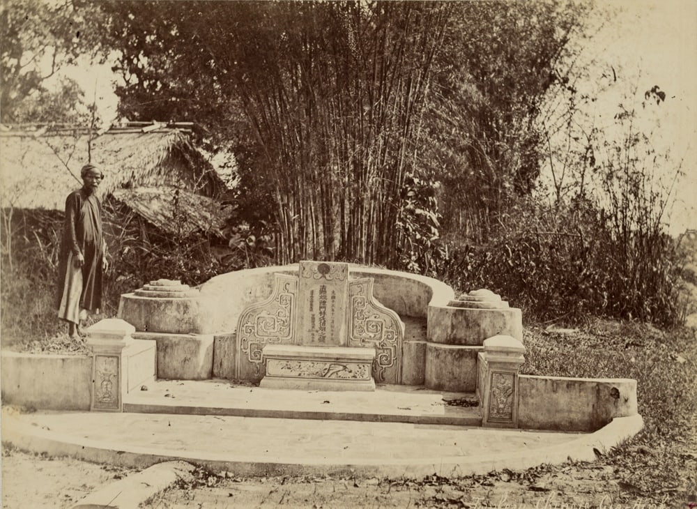 Unknown (19th), The grave of the Chinese man Gia-Hinh, around 1890, albumen paper print: Unknown (19th century): Tomb of the Chinese Gia-Hinh, c. 1890, albumen paper print Technique: albumen paper print, mounted on Cardboard Inscription: At the lower part inscribed in the printing plate: 