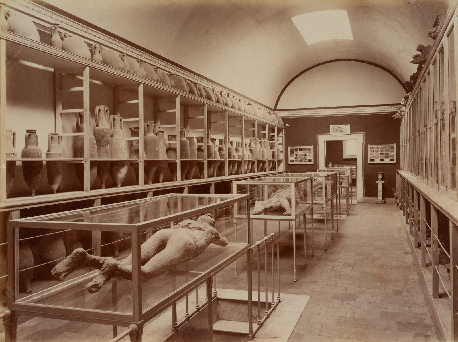 FRATELLI ALINARI (19th), Human casts, Pompeii, around 1880, albumen paper print: Fratelli Alinari (19th century): Human casts in the museum of Pompeii, c. 1880, albumen paper print Technique: albumen paper print Inscription: At the lower part inscribed in the printing plate: "(Ed.