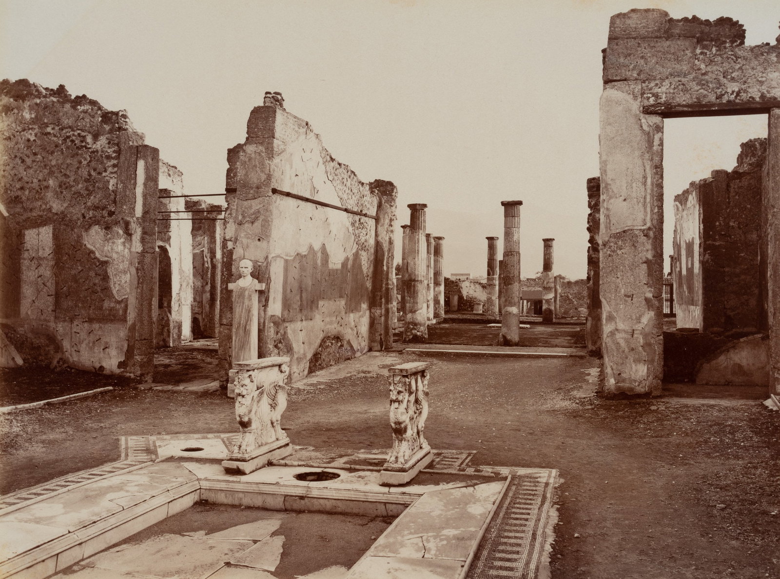 FRATELLI ALINARI (19th), Casa di Rufo, Pompeii, around 1880, albumen paper print: Fratelli Alinari (19th century): House of Cornelius Rufus, Ruine in Pompeji, c. 1880, albumen paper print Technique: albumen paper print Inscription: At the lower part inscribed in the printing plate: