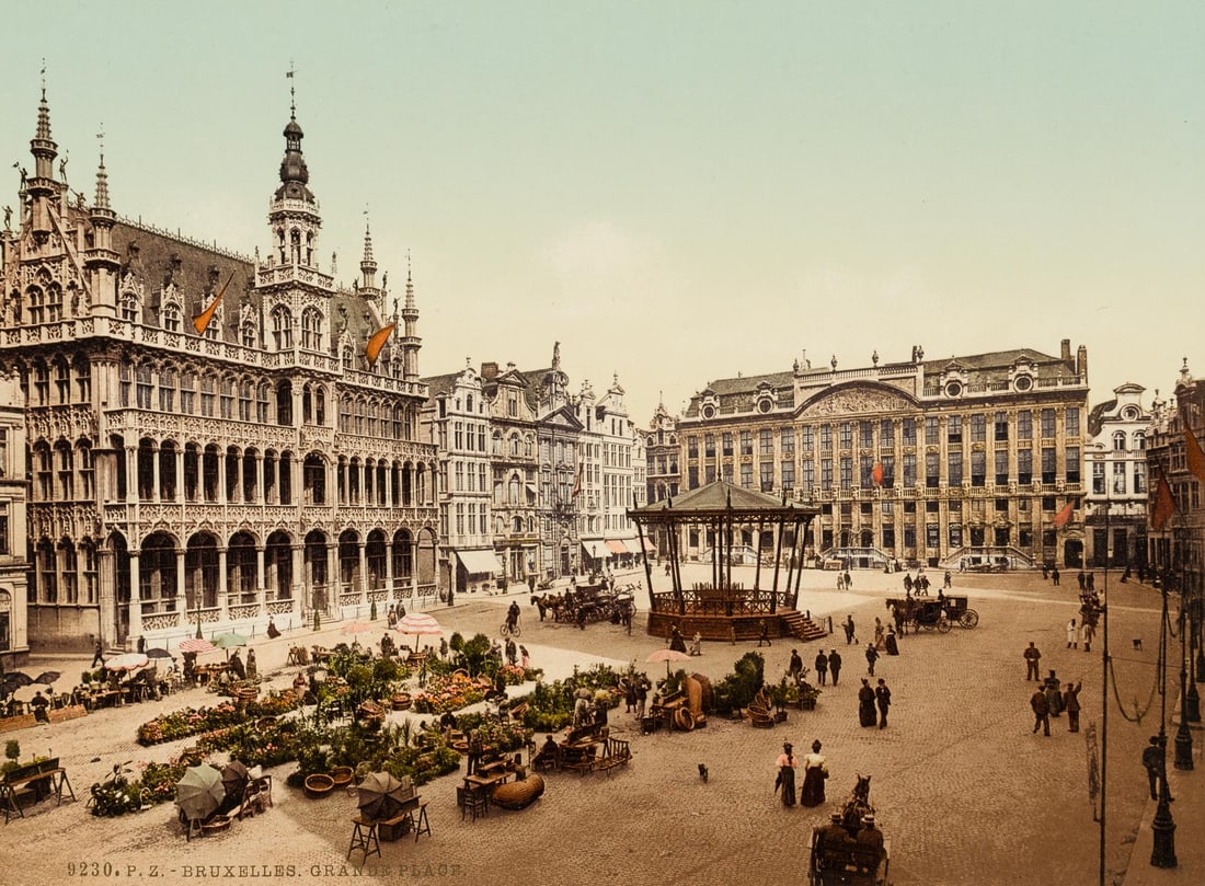 Unknown (20th), Market on the Grand-Place, Brussels, around 1880, albumen paper print: Unknown (20th century): View over the busy Grand-Place / Grote market with market stalls, passers-by and carriages, c. 1880, albumen paper print Technique: albumen paper print, mounted on Cardboard In