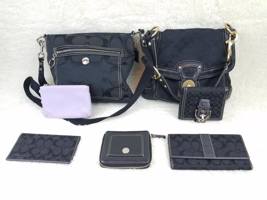 Gorgeous Coach Collection 2 Handbags 5 Wallets Black: Items show general signs of minor use such as minor scuffs and pen marks. This beautiful lot goes so well together. Anyone would love to have this as apart of their collection! Purses: Left L 12.5 H 1