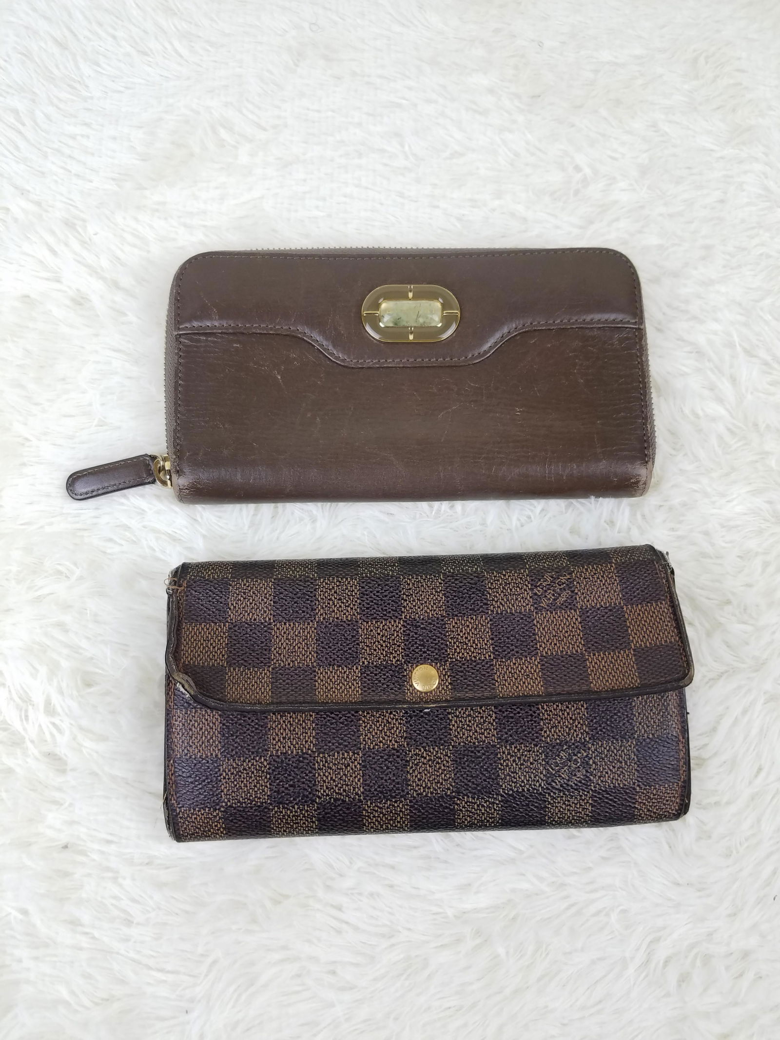 2 Wallet Designer Set Bvlgari Louis Vuitton: Brand: Louis Vuitton, Bvlgari Material: Leather, Canvas Style: Tri Fold, Zip Color: Brown Size(inch): Country of Origin: Italy Come with: - Rabbit's Habit items come with a 100% money-back authenticit