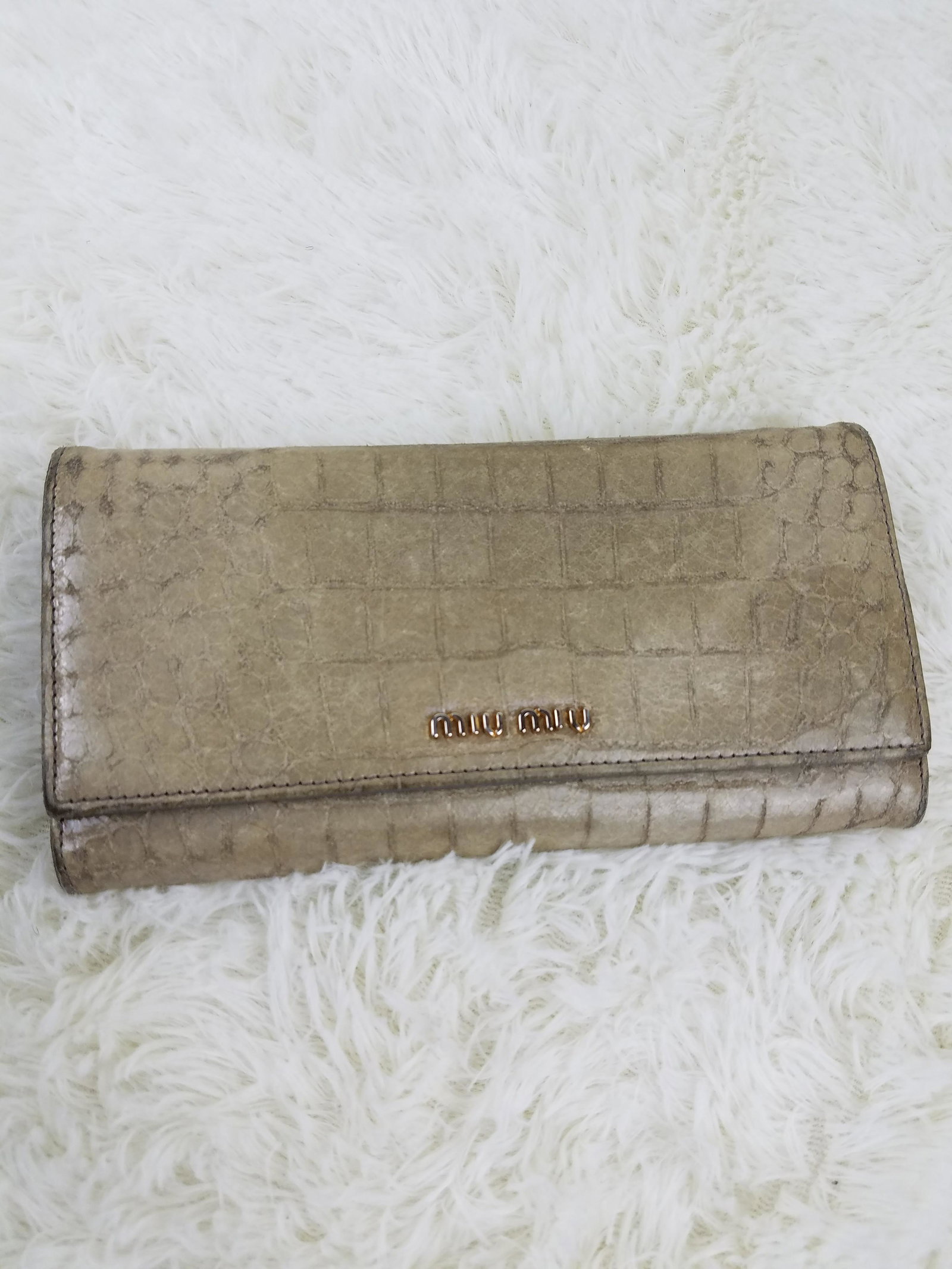 Miu Miu Snake Skin Wallet Grey: Brand: Miu Miu Material: Snake Style: Zip Up Color: Grey Size(inch): 7.5 x 4 Country of Origin: Italy Come with: - Rabbit's Habit items come with a 100% money-back authenticity guarantee. Please refer