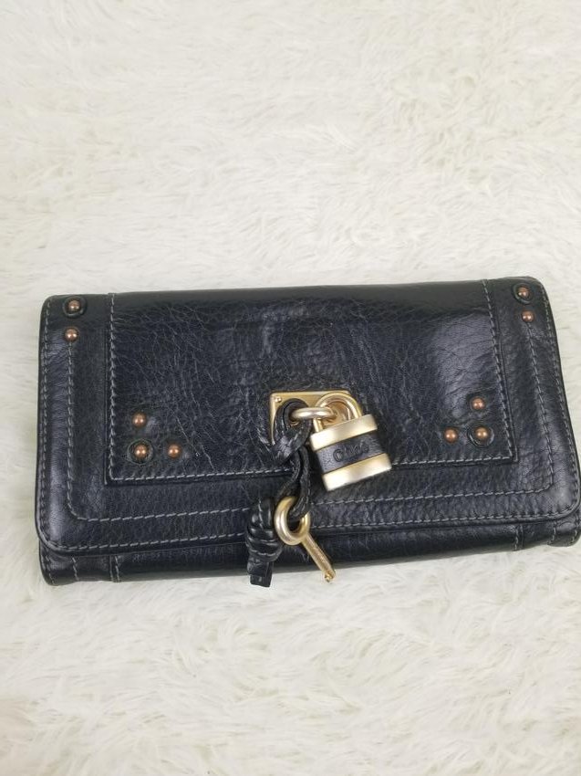Black Chloe Leather Wallet Nice: Brand: Chloe Material: Leather Style: Key & Lock Color: Black Size(inch): W 7.5 x H 4 Country of Origin: Romania Come with: - Rabbit's Habit items come with a 100% money-back authenticity guarantee. P