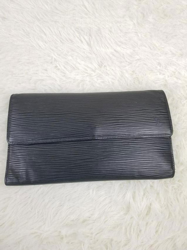Black LOUIS VUITTON Epi Wallet Great Condition: Brand: Louis Vuitton Material: Leather Style: Epi Color: Black Size(inch): W 7.5 x H 4.5 Country of Origin: Spain Come with: - Rabbit's Habit items come with a 100% money-back authenticity guarantee.