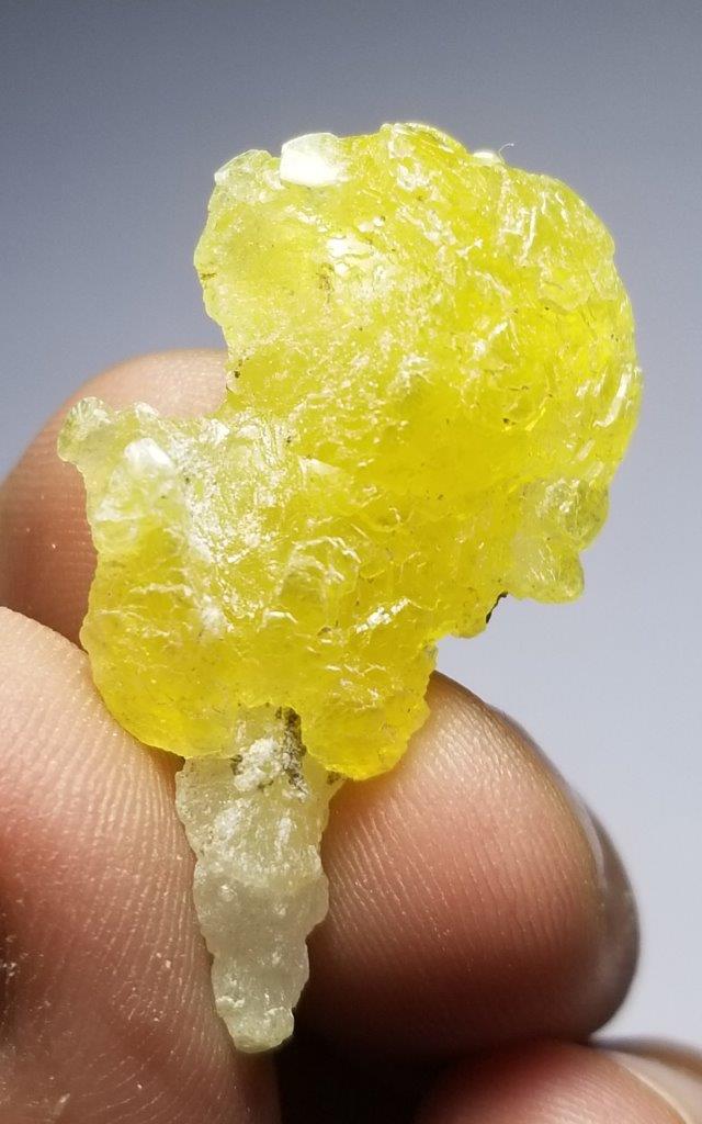 23.5 Carats Lemon Yellow Brucite Crystal: 23.5 Carats Lemon Yellow Brucite Crystal with Mother Rock - 34 20 10 mm : Flat-rate of $23.00 to anywhere. shipping rates are determined by Parcel weight and destination. Combined shipping: We offer c