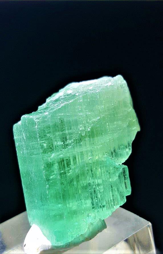 27.1 Gram Terminated Green Hiddenite Kunzite: 27.1 Gram Terminated Lemon Green Hiddenite Kunzite Crystal 28X28X28 mm : Flat-rate of $23.00 to anywhere. shipping rates are determined by Parcel weight and destination. Combined shipping: We offer co