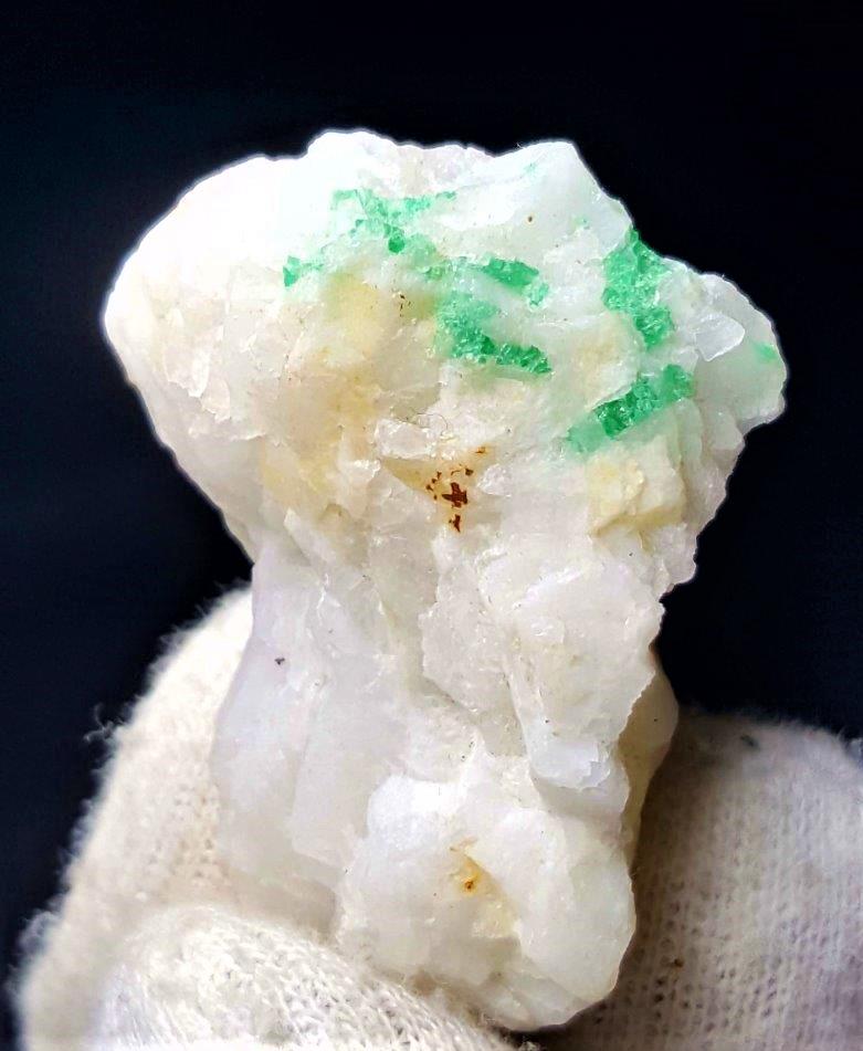 Beautiful Emerald Inclusion On Mother Rock - 16 Grams (1 of 2)