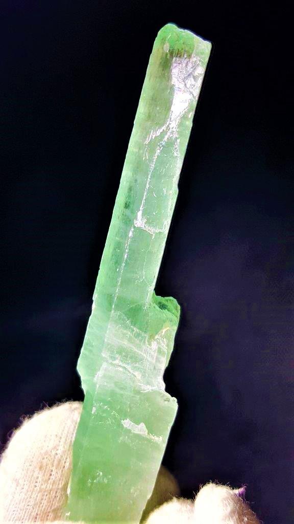 31.5 Gram Terminated Green Hiddenite Kunzite: 31.5 Gram Terminated Lemon Green Hiddenite Kunzite Crysta 100X21X14 mm : Flat-rate of $23.00 to anywhere. shipping rates are determined by Parcel weight and destination. Combined shipping: We offer co