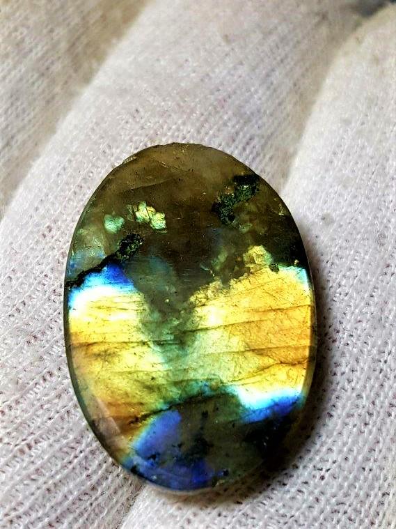 Multicolor Healing Labradorite cabochon 21.5 Cts (1 of 2)