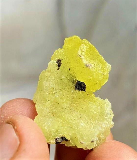 Natural Undamaged Brucite Mineral-4.4 Grams: Natural Undamaged Lemon yellow Brucite Mineral-4.4 Grams - 27X20X10 mm : Flat-rate of $23.00 to anywhere. shipping rates are determined by Parcel weight and destination. Combined shipping: We offer co
