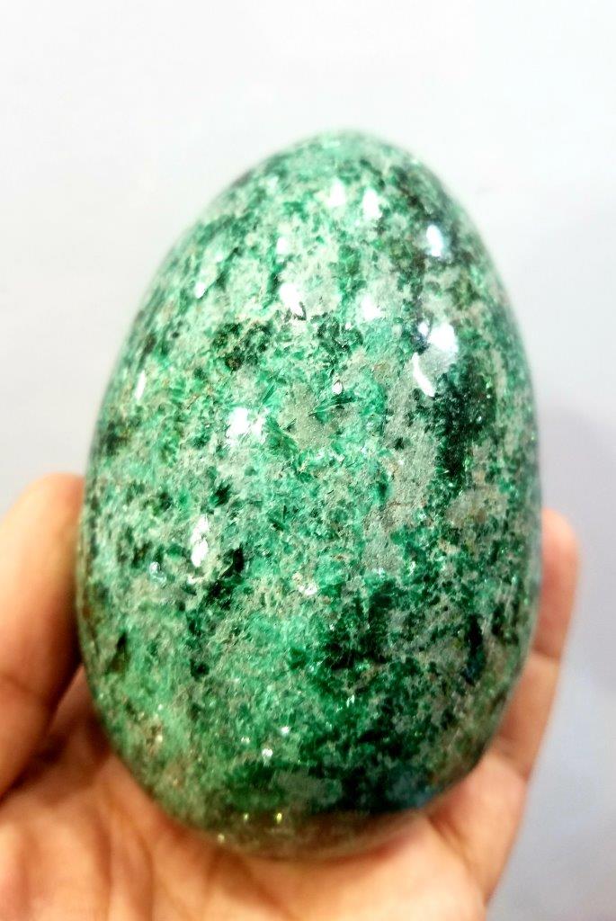 600 GRAMS EMERALD NATURAL MOSSONITE EGG (1 of 3)