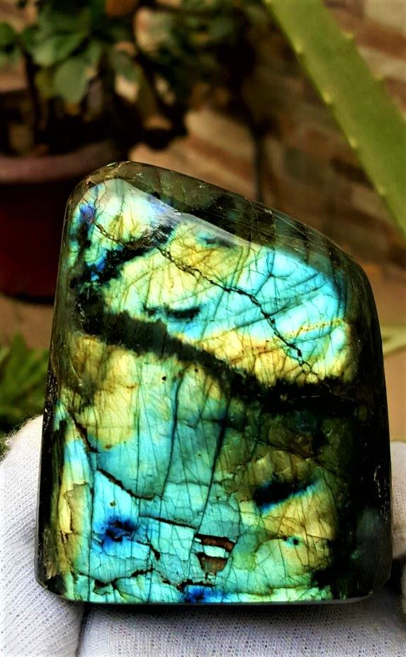 285.6 Grams Colorful Labradorite Healing Tumblr: 285.6 Grams Colorful Labradorite Healing Tumblr - 71X59X38 mm : Flat-rate of $25.00 to anywhere. shipping rates are determined by Parcel weight and destination. Combined shipping: We offer combine shi