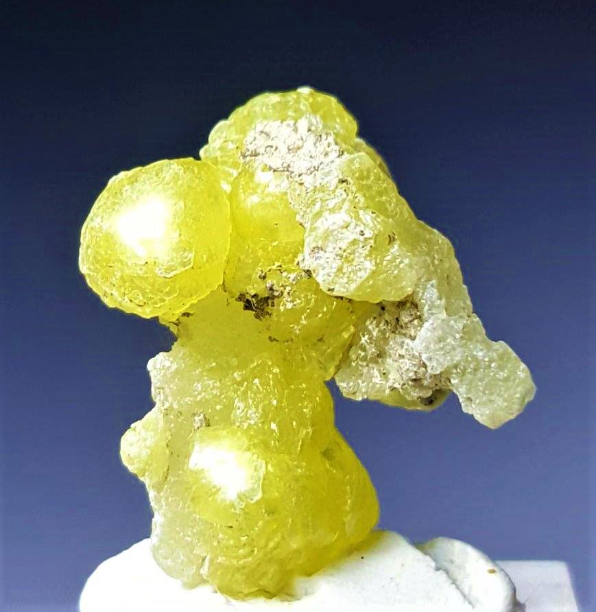 Natural Brucite Yellow Specimen - 34.5 Carats: Natural Brucite Lemon Yellow Specimen - 34.5 Carats - 30X27X14 mm : Flat-rate of $23.00 to anywhere. shipping rates are determined by Parcel weight and destination. Combined shipping: We offer combine