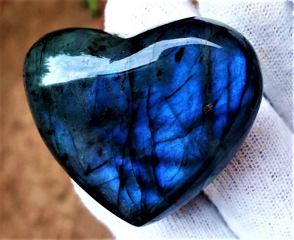 Beautiful Labradorite Polished Heart Tumble: Beautiful Labradorite Polished Heart Tumble : Flat-rate of $23.00 to anywhere. shipping rates are determined by Parcel weight and destination. Combined shipping: We offer combine shipping on multiple