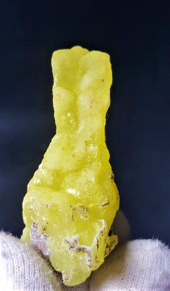 Terminated Lemon yellow Brucite Mineral- 20.3 Grams: Beautiful Terminated Lemon yellow Brucite Mineral- 20.3 Grams - 56X28.5X20 mmShipping: $23.00.shipping rates are determined by Parcel weight and destination.