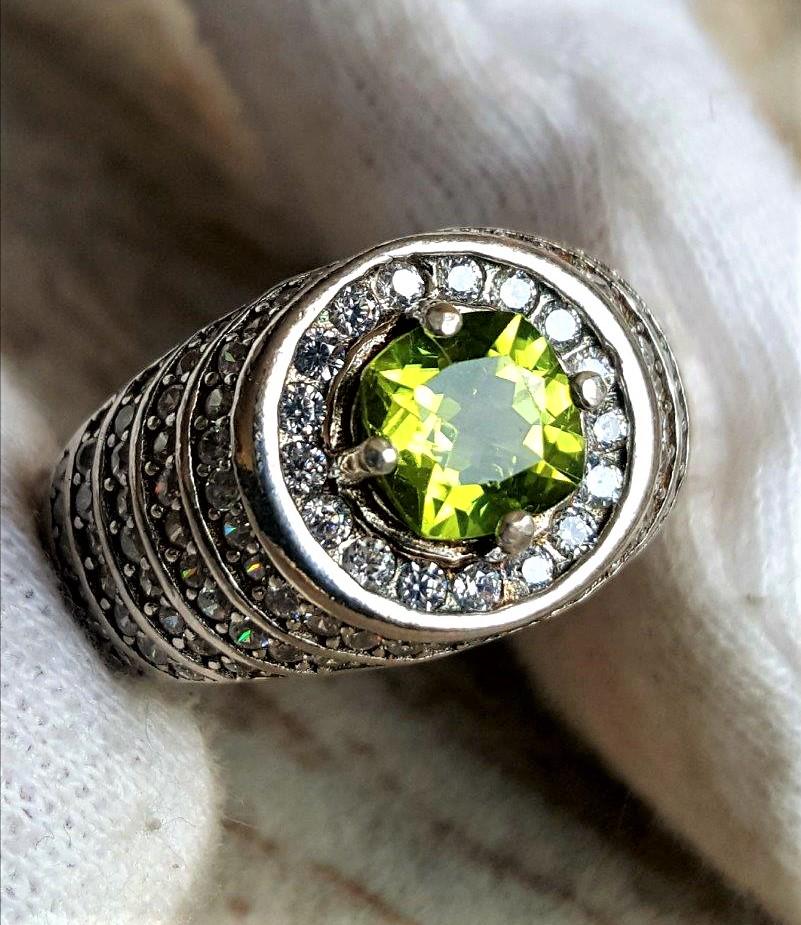 Peridot Sterling Silver Ring (1 of 5)