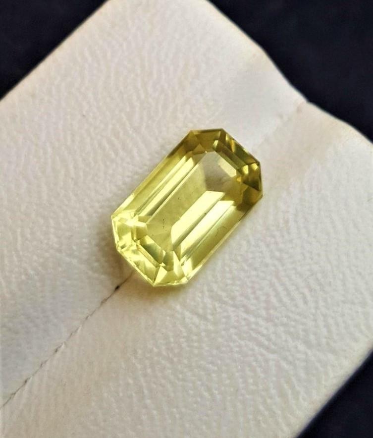 Beautiful Lemon Quartz - 4.5 Carats: Beautiful Lemon Quartz - 4.5 Carats - 14X8X7 mmShipping Rate: $15.00 .shipping rates are determined by Parcel weight and destination.Combined shipping: We offer combine shipping on multiple items purc