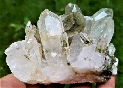 Chlorine Quartz Cluster - 276 Grams: Chlorine Quartz Cluster - 276 Grams - 110X75X40 mmShipping Rate: $36.00 .shipping rates are determined by Parcel weight and destination.Combined shipping: We offer combine shipping on multiple items