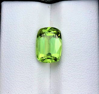 7up Color Natural Peridot - 4.40 Carats: 7up Color Natural Peridot - 4.40 Carats - 12X9X6 mmShipping Rate: $15.00 .shipping rates are determined by Parcel weight and destination.Combined shipping: We offer combine shipping on multiple items