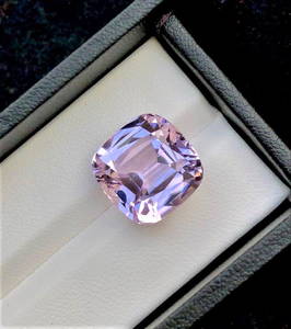 17.60 Carats Pink Kunzite