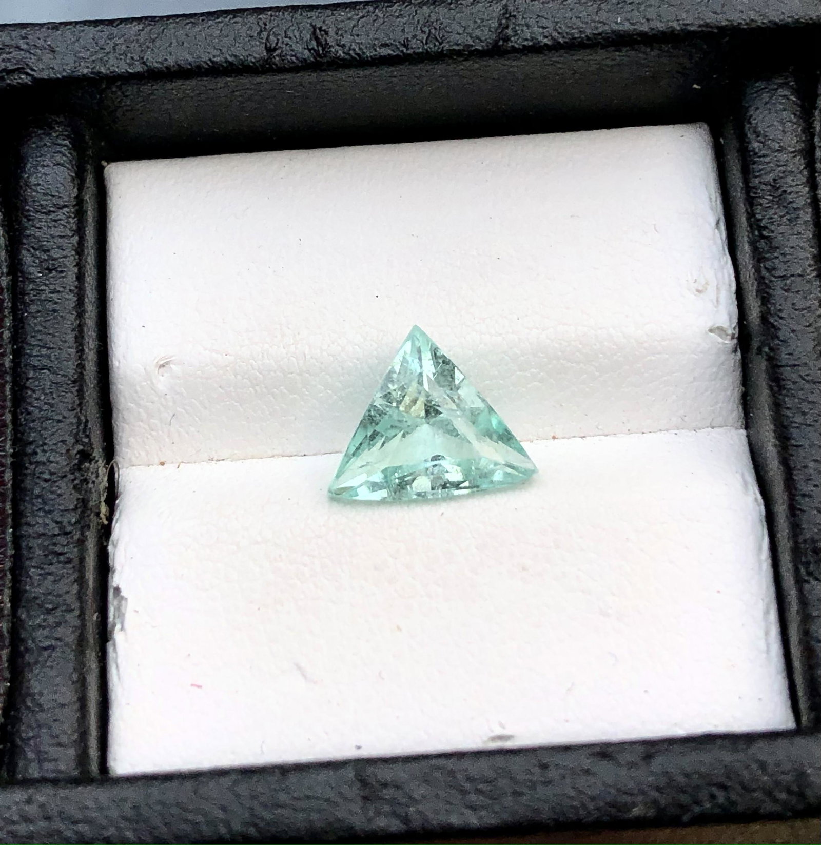 2,60 Carats Paraiba Green Natural Tourmaline - 10X8X6 mm: 2,60 Carats Paraiba Green Natural Tourmaline - 10X8X6 mmShipping: