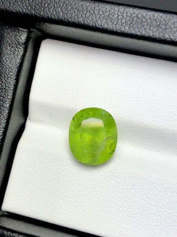 5 Carats Oval Shape Natural Peridot - 10X9X8 mm (1 of 3)