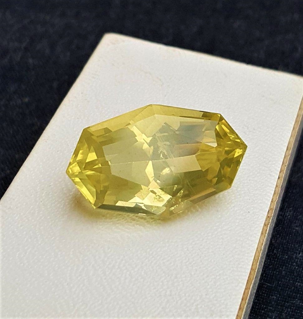 Amazing Lemon Quartz - 27.20 Carats: Amazing Lemon Quartz - 27.20 Carats - 26X16X13 mmShipping Rate: $15.00 .shipping rates are determined by Parcel weight and destination.Combined shipping: We offer combine shipping on multiple items pu