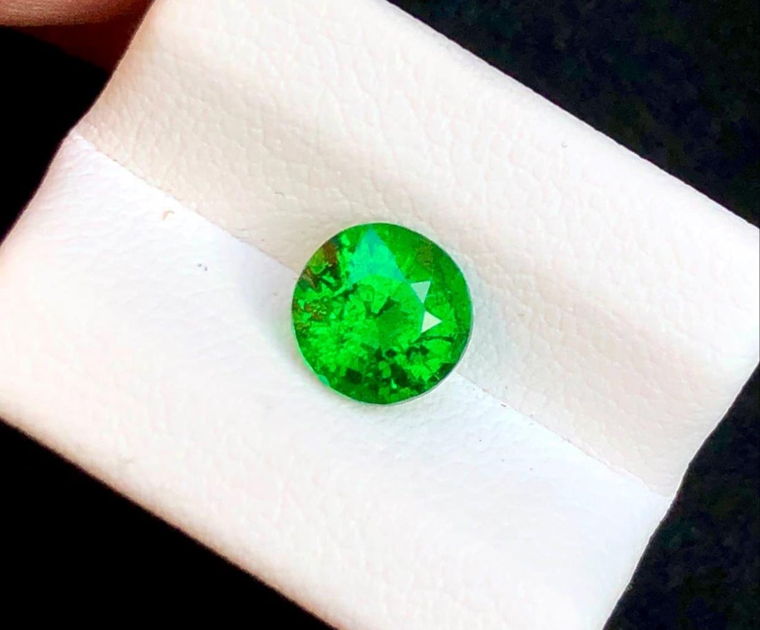 Tsavorite Garnet - 1.30 Carats - 7X5 mm: Tsavorite Garnet - 1.30 Carats - 7X5 mm Shipping Rate: $15.00 .shipping rates are determined by Parcel weight and destination.Combined shipping: We offer combine shipping on multiple items purchased t