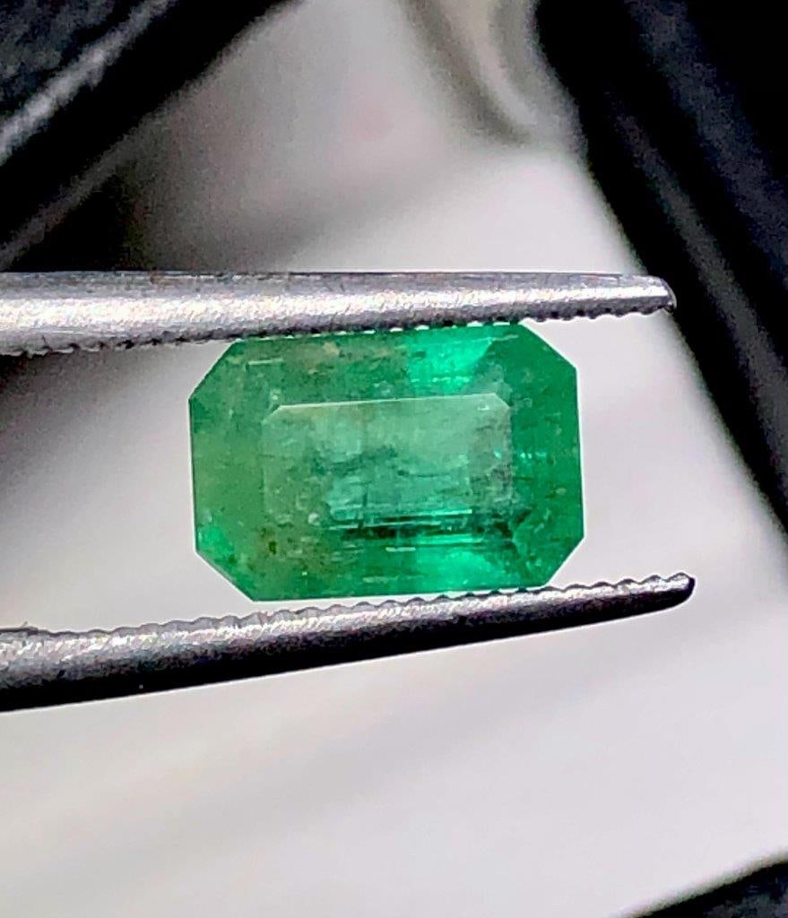 1.05 Carats Vivid Green Natural Emerald - 7.5X5X4 mm: 1.05 Carats Vivid Green Natural Emerald - 7.5X5X4 mm Shipping: