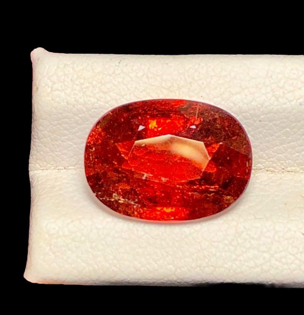 5.55 Carats orange Mandarin garnet - 13X9X5 mm: 5.55 Carats orange Mandarin garnet - 13X9X5 mmShipping Rate: $15.00 .shipping rates are determined by Parcel weight and destination.Combined shipping: We offer combine shipping on multiple items purch