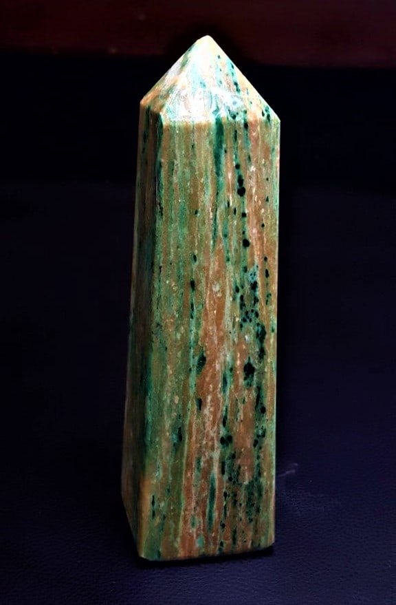 Emerald green Aventurine Tower - 567 Grams: Emerald green Aventurine Tower - 567 Grams - 155X44X42 mmShipping Rate: $55.00 .shipping rates are determined by Parcel weight and destination.Combined shipping: We offer combine shipping on multiple