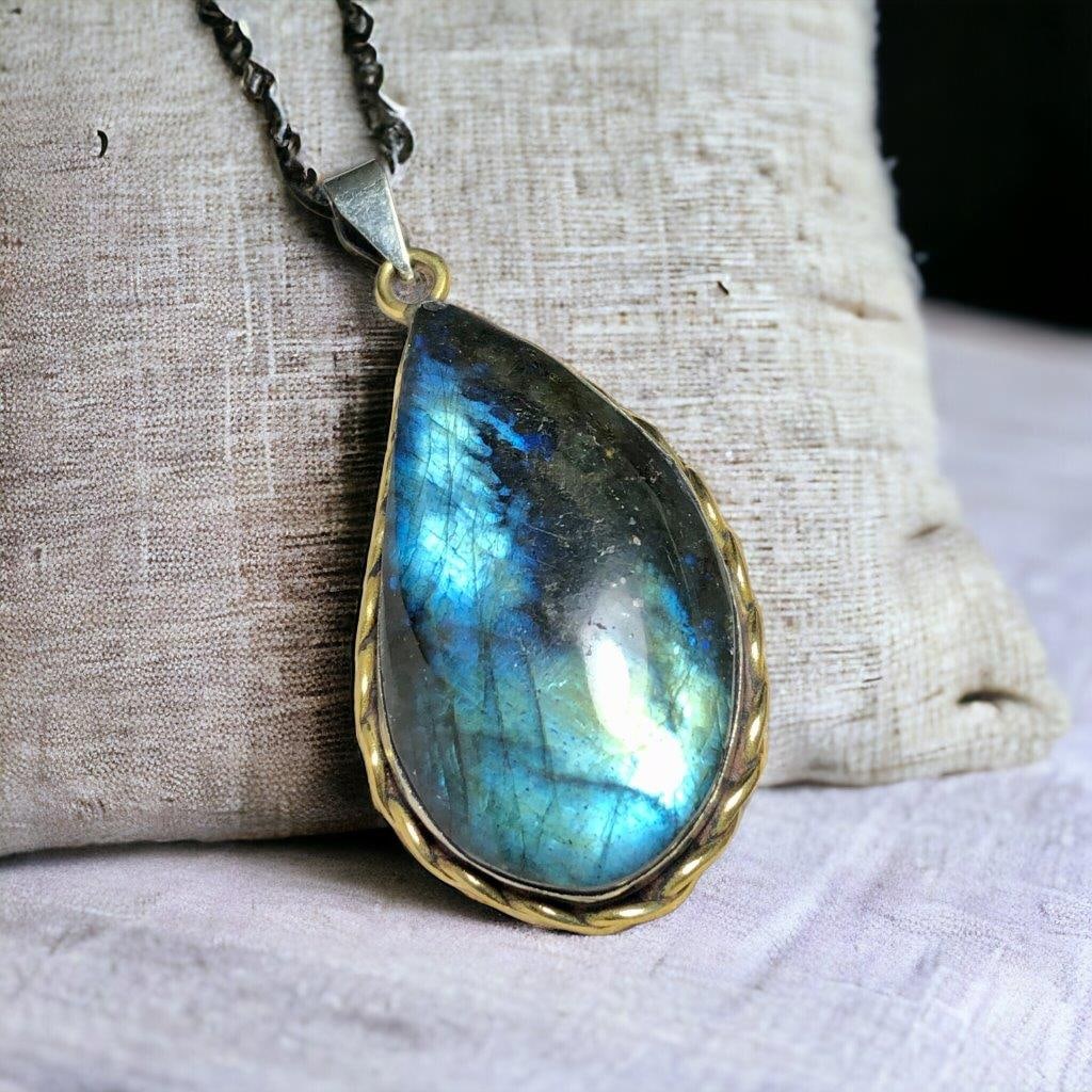 Surprise Gift Labradorite Pendent: Surprise Gift Labradorite Pendent Shipping: