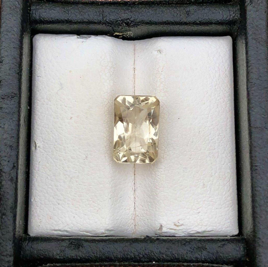 4.55 Carats Golden Kunzite Loose Gemstone - 11X7X7 mm: 4.55 Carats Golden Kunzite Loose Gemstone - 11X7X7 mmShipping: