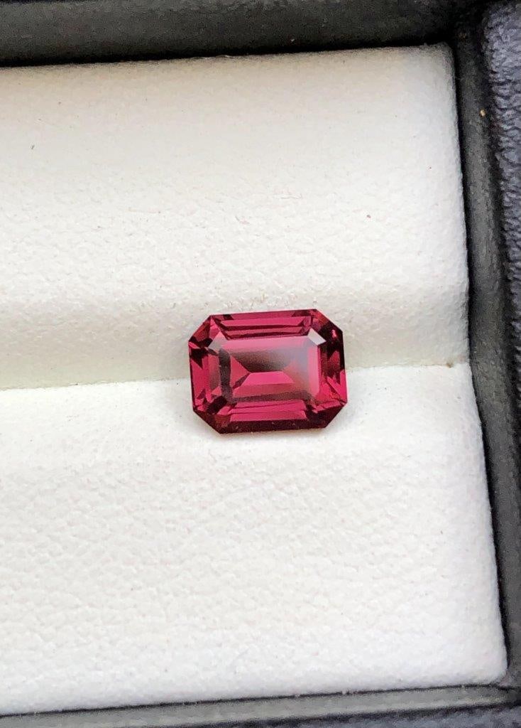 Flawless Natural Rhodolite Garnet 1.95 Carats - 8X6X4 mm: Flawless Natural Rhodolite Garnet 1.95 Carats - 8X6X4 mm Shipping: