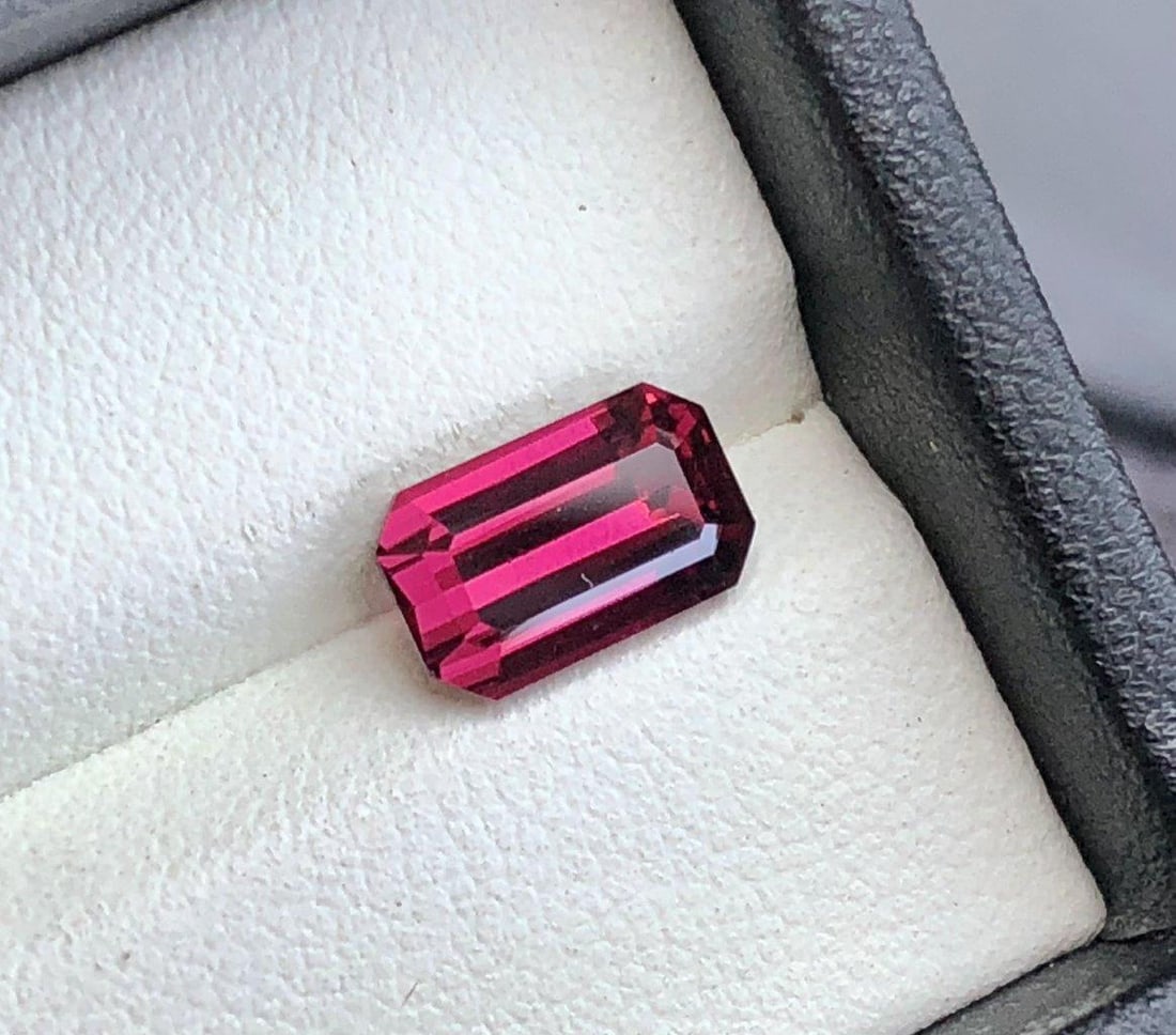 Flawles Purplish Rhodolite Garnet Gemstone - 2.95 Crts - 10X6X5 mm (1 of 6)