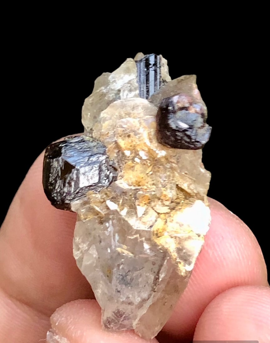 Garnet With Quartz - 7 grams - 31X28X15 mm: Garnet With Quartz - 7 grams - 31X28X15 mm Shipping Rate: $20.00 .shipping rates are determined by Parcel weight and destination.Combined shipping: We offer combine shipping on multiple items purchase