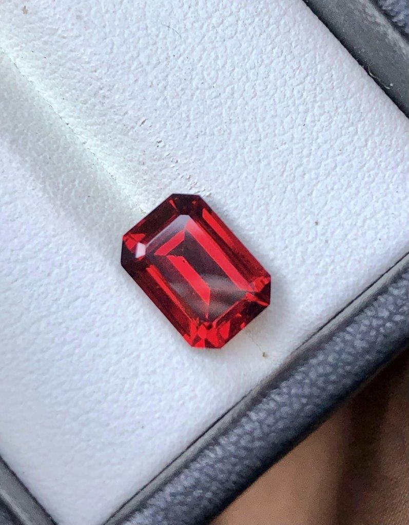 3.60 Carats Flawless Natural Rhodolite Garnet GEMSTONE - 9X7X6 mm (1 of 4)