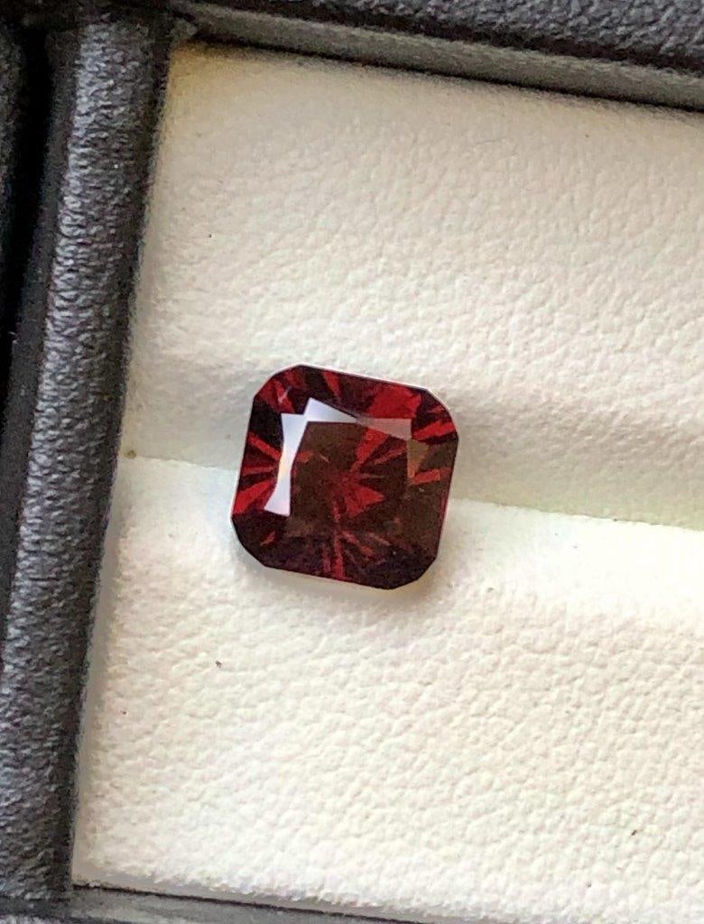 3.45 Crts Rhodolite Garnet Gemstone - 8X8X6 mm: 3.45 Crts Rhodolite Garnet Gemstone - 8X8X6 mm Shipping: