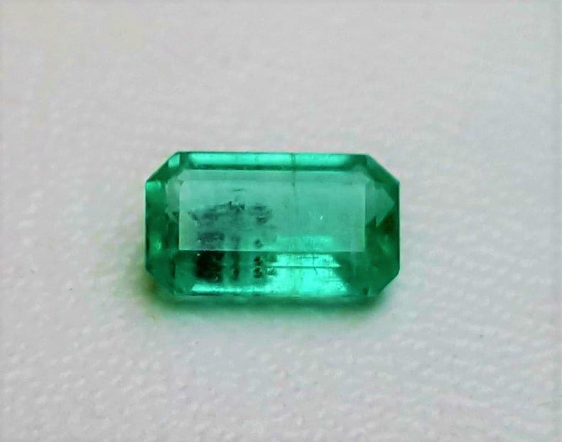 Natural Emerald Makkani Mine - 0.90 Carats - 8X5X4 mm: Natural Emerald Makkani Mine - 0.90 Carats - 8X5X4 mm Shipping Rate: $15.00 .shipping rates are determined by Parcel weight and destination.Combined shipping: We offer combine shipping on multiple ite
