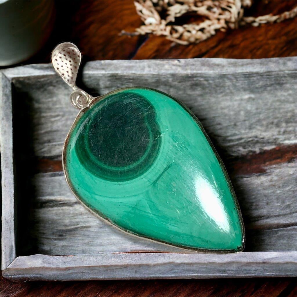 Malachite and Sterling Silver Pendant Necklace: Malachite and Sterling Silver Pendant Necklace Shipping: