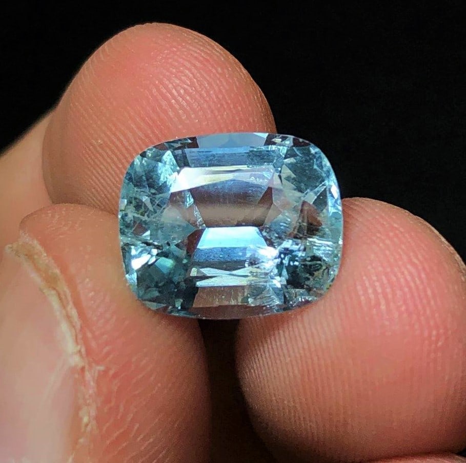 Amazing Aquamarine - Santa Maria - 5.60 Carats: Amazing Aquamarine - Santa Maria - 5.60 Carats - 13X10X7 mmShipping Rate: $15.00 .shipping rates are determined by Parcel weight and destination.Combined shipping: We offer combine shipping on multipl