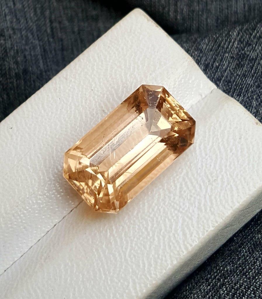 17.45 Carats Natural Golden Topaz: 17.45 Carats Natural Golden Topaz - 18X13X8 mmShipping Rate: $15.00 .shipping rates are determined by Parcel weight and destination.Combined shipping: We offer combine shipping on multiple items purch