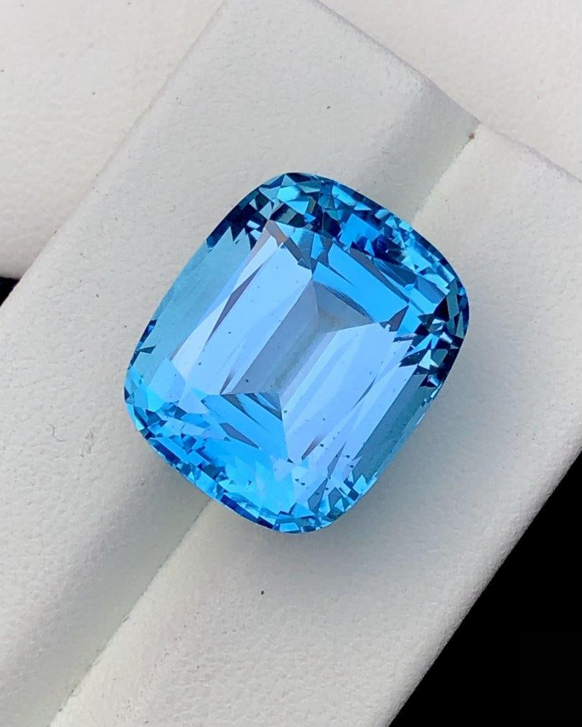 38.15 CARATS SWISS BLUE TOPAZ GEMSTONE - 20X17X14 mm: 38.15 CARATS SWISS BLUE TOPAZ GEMSTONE - 20X17X14 mmShipping Rate: $15.00 .shipping rates are determined by Parcel weight and destination.Combined shipping: We offer combine shipping on multiple items