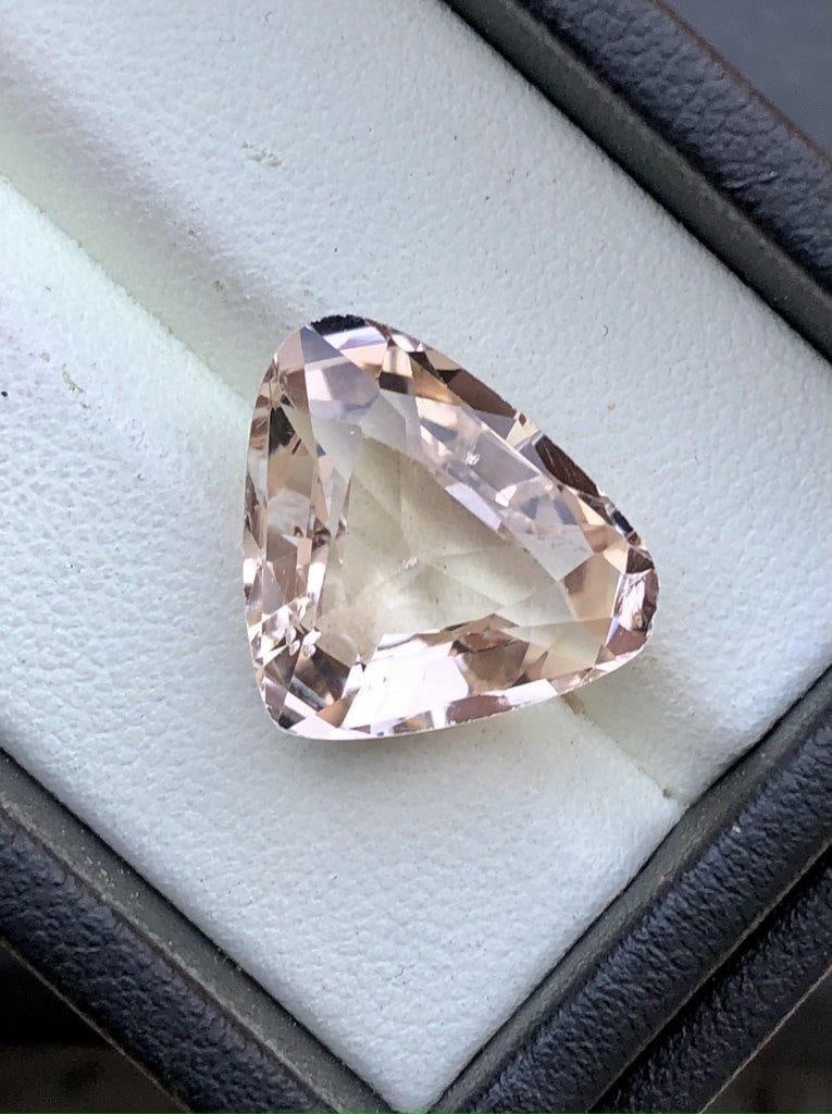 13.55 Carats Natural Golden Topaz For Pendant - 15X15X10 mm: 13.55 Carats Natural Golden Topaz For Pendant - 15X15X10 mm Shipping: