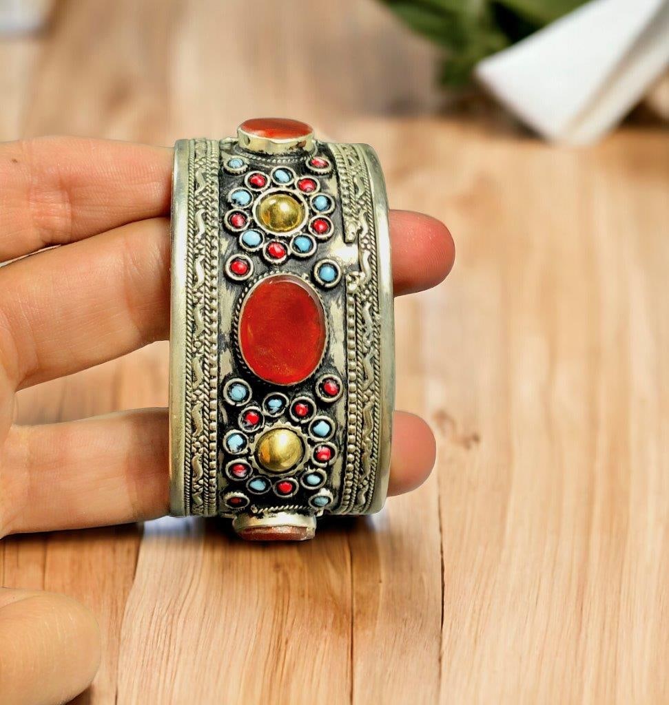 Old Style Beautiful Agate Bangle Charm Bracelet (1 of 2)