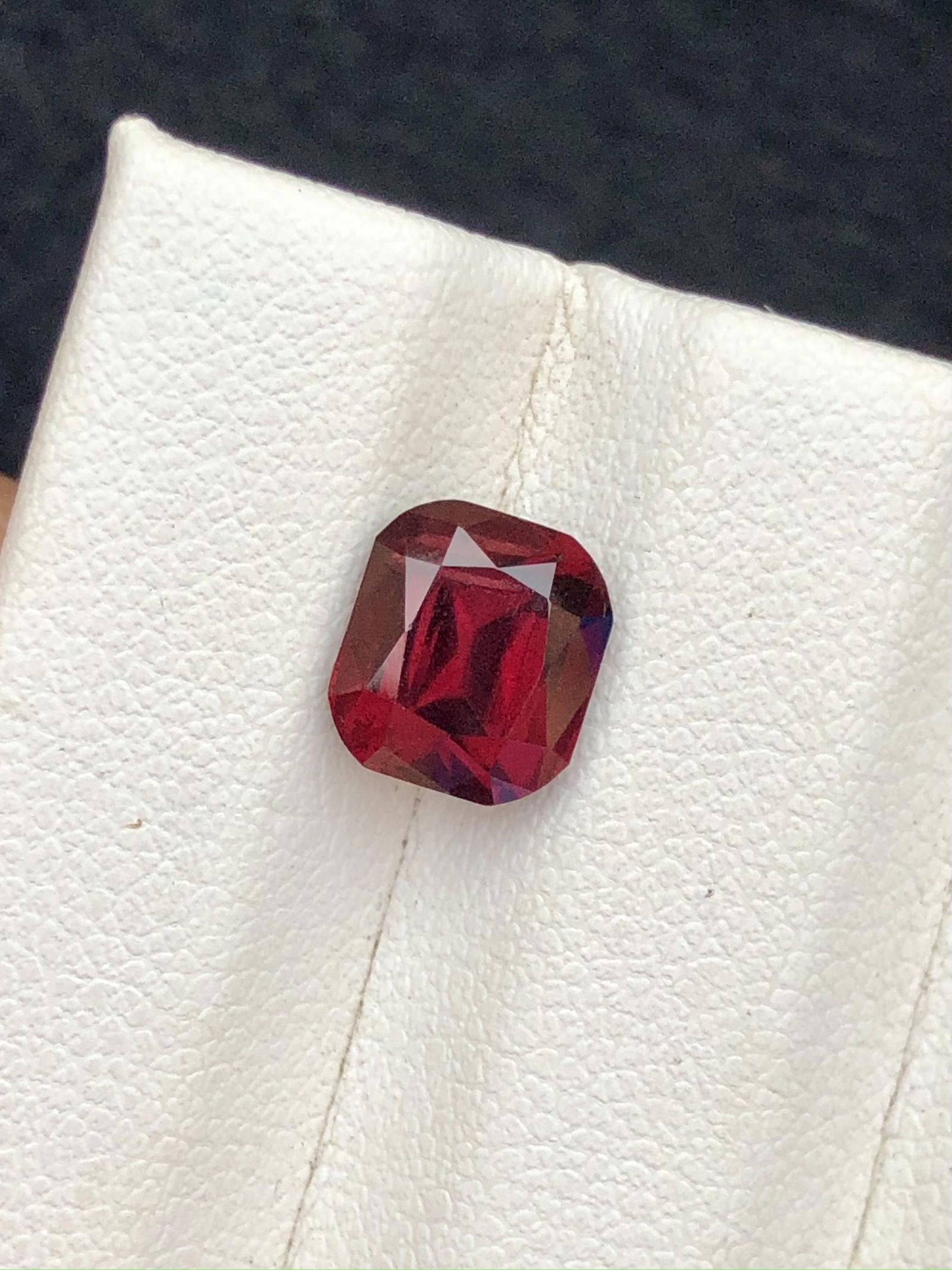 3.00 carats Rhodolite Garnet Gemstone - 8X7X6 mm: 3.00 carats Rhodolite Garnet Gemstone - 8X7X6 mmShipping: